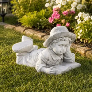 Sculpture de Jardin Enfant Lisant de Luxe avec Livre Ouvert et Chapeau - Sculpture Classique de Luxe Vue de face par Luxury Group International