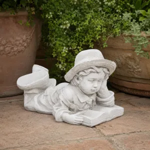 Sculpture de Jardin Enfant Lisant de Luxe avec Livre Ouvert et Chapeau - Sculpture Classique de Luxe Vue lifestyle par Luxury Group International