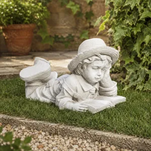 Sculpture de Jardin Enfant Lisant de Luxe avec Livre Ouvert et Chapeau - Sculpture Classique de Luxe Vue lifestyle par Luxury Group International