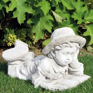 Sculpture de Jardin Enfant Lisant de Luxe avec Livre Ouvert et Chapeau - Sculpture Classique de Luxe Vue lifestyle par Luxury Group International