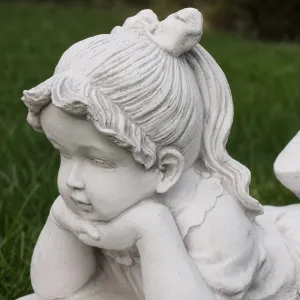 Statue de Fille Lisant de Luxe avec Livre Ouvert et Chaussures Relevées - Sculpture Classique de Luxe Vue détaillée par Luxury Group International