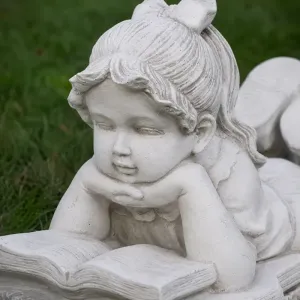 Statue de Fille Lisant de Luxe avec Livre Ouvert et Chaussures Relevées - Sculpture Classique de Luxe Vue détaillée par Luxury Group International