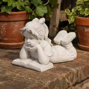 Statue de Fille Lisant de Luxe avec Livre Ouvert et Chaussures Relevées - Sculpture Classique de Luxe Vue lifestyle par Luxury Group International