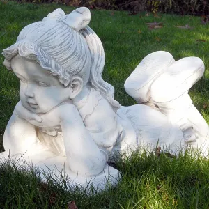 Statue de Fille Lisant de Luxe avec Livre Ouvert et Chaussures Relevées - Sculpture Classique de Luxe Vue lifestyle par Luxury Group International