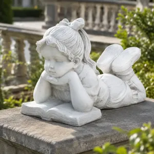 Statue de Fille Lisant de Luxe avec Livre Ouvert et Chaussures Relevées - Sculpture Classique de Luxe Vue lifestyle par Luxury Group International