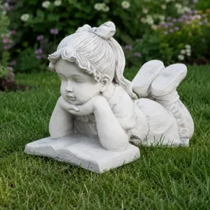 Statue de Fille Lisant de Luxe avec Livre Ouvert et Chaussures Relevées - Sculpture Classique de Luxe Vue lifestyle par Luxury Group International