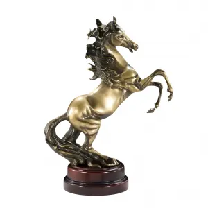 Luxus Bronze Skulptur eines aufbäumenden Pferdes mit Flammenmähne auf rundem Holzsockel Vorderansicht von Luxury Group International