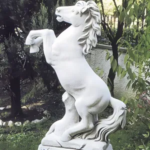 Sculpture de Jardin Cheval Cabré de Luxe avec Crinière Flottante - Sculpture Classique de Luxe Vue de face par Luxury Group International