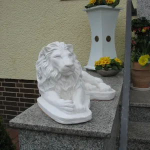 Coppia di Leoni Sdraiati di Lusso in Scultura da Giardino in Graniglia di Marmo di Carrara Bianco - Scultura Classica di Lusso Vista frontale di Luxury Group International