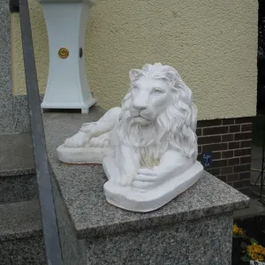 Coppia di Leoni Sdraiati di Lusso in Scultura da Giardino in Graniglia di Marmo di Carrara Bianco - Scultura Classica di Lusso Vista frontale di Luxury Group International