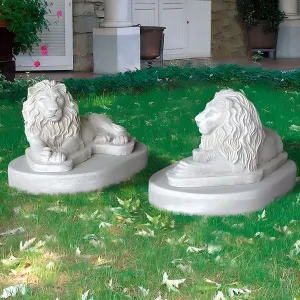 Coppia di Leoni Sdraiati di Lusso in Scultura da Giardino in Graniglia di Marmo di Carrara Bianco - Scultura Classica di Lusso Vista frontale di Luxury Group International