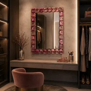 Miroir Mural Rectangulaire de Luxe avec Cadre Décoratif en Mosaïque de Verre Rubis Vue lifestyle par Luxury Group International