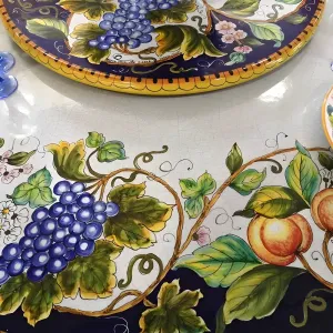 Luxus Runder Keramik Lazy Susan Gartentisch mit Handbemaltem Fruchtmotiv Detailansicht von Luxury Group International