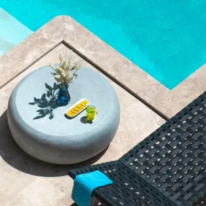 Table Basse Ronde de Luxe au Design Sculptural Imitation Pierre Vue lifestyle par Luxury Group International