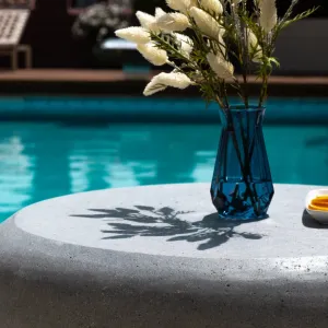 Table Basse Ronde de Luxe au Design Sculptural Imitation Pierre Vue lifestyle par Luxury Group International