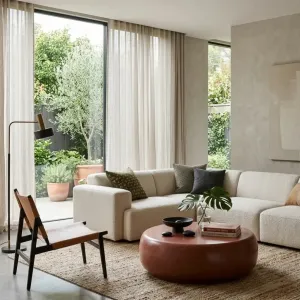 Tavolino da Caffè Rotondo di Lusso con Design Moderno in Pietra Liscia Vista lifestyle di Luxury Group International