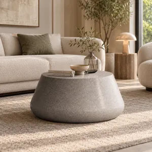 Luxus Runder Beton-Couchtisch mit Skulpturaler Verjüngter Basis - Runder Couchtisch Lifestyle-Ansicht von Luxury Group International