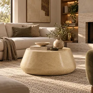 Luxus Runder Beton-Couchtisch mit Skulpturaler Verjüngter Basis - Runder Couchtisch Lifestyle-Ansicht von Luxury Group International