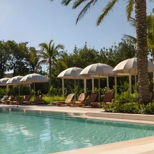 Parasol de Jardin Rond de Luxe en Tissu Mat Gris Clair avec Canopée Dôme Cannelée Vue lifestyle par Luxury Group International