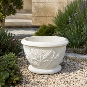 Jardinière ronde de luxe avec relief épi de blé sculpté - Jardinières de luxe Vue lifestyle par Luxury Group International
