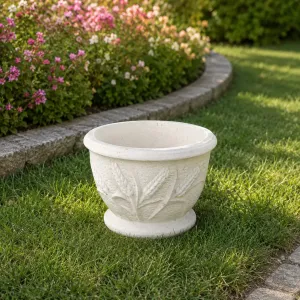 Jardinière ronde de luxe avec relief épi de blé sculpté - Jardinières de luxe Vue lifestyle par Luxury Group International