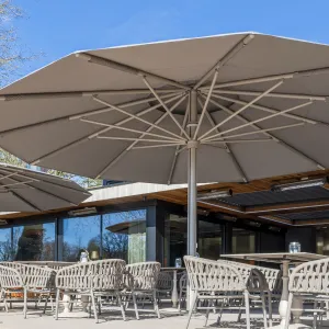 Parasol d'extérieur rond en bois blanc de luxe pour jardin, terrasse et bord de piscine Vue détaillée par Luxury Group International