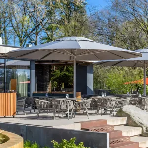 Parasol d'extérieur rond en bois blanc de luxe pour jardin, terrasse et bord de piscine Vue de face par Luxury Group International