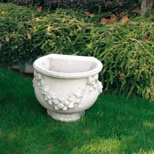 Macetero Redondeado de Lujo para Jardín con Relieve de Guirnalda de Frutas Esculpida - Maceteros de Lujo Vista lifestyle por Luxury Group International