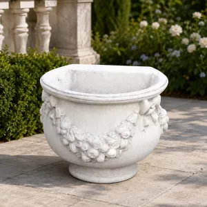 Macetero Redondeado de Lujo para Jardín con Relieve de Guirnalda de Frutas Esculpida - Maceteros de Lujo Vista lifestyle por Luxury Group International