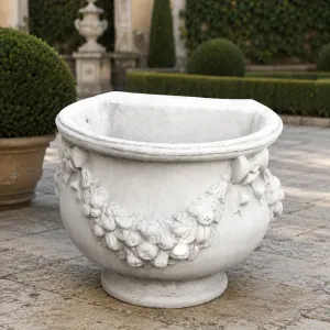Macetero Redondeado de Lujo para Jardín con Relieve de Guirnalda de Frutas Esculpida - Maceteros de Lujo Vista lifestyle por Luxury Group International