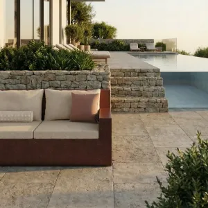 Sofá de Exterior en Forma de L de Concreto Rojo Rubí de Lujo con Tapicería Beige - Muebles Modernos Vista lifestyle por Luxury Group International