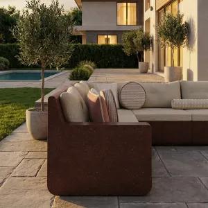 Sofá de Exterior en Forma de L de Concreto Rojo Rubí de Lujo con Tapicería Beige - Muebles Modernos Vista lifestyle por Luxury Group International