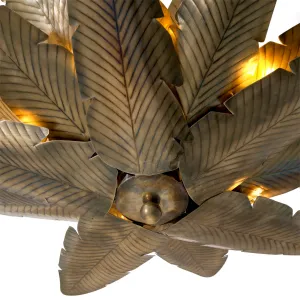 Lampadario Rustico di Lusso in Ottone Antico con Ventaglio di Foglie di Palma e Lampadine Calde Vista dettaglio di Luxury Group International