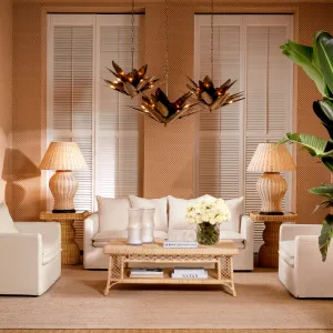 Lampadario Rustico di Lusso in Ottone Antico con Ventaglio di Foglie di Palma e Lampadine Calde Vista laterale di Luxury Group International