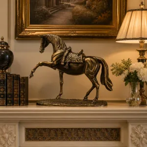 Luxus-Bronzeskulptur eines gesattelten Pferdes mit erhobenem Bein Lifestyle-Ansicht von Luxury Group International