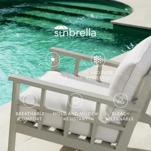 Luxuriöser Sand-Liegestuhl für den Außenbereich mit weißen Sunbrella-Kissen – 80 cm – Luxus-Hotelmöbel Vorderansicht von Luxury Group International