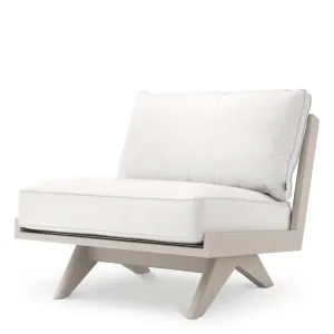 Luxuriöser Sand-Liegestuhl für den Außenbereich mit weißen Sunbrella-Kissen – 80 cm – Luxus-Hotelmöbel Vorderansicht von Luxury Group International