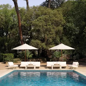 Luxuriöser Sand-Liegestuhl für den Außenbereich mit weißen Sunbrella-Kissen – 80 cm – Luxus-Hotelmöbel Lifestyle-Ansicht von Luxury Group International