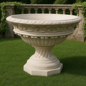 Macetero de Jardín de Gran Cuenco Esculpido de Lujo con Relieve de Hojas y Pedestal Acanalado - Maceteros de Lujo Vista lifestyle por Luxury Group International