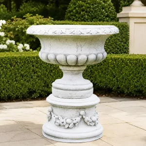 Jardinière Sculptée de Luxe en Forme de Coupe avec Bordure Feuillagée et Relief de Pétales Arrondis - Jardinières de Luxe Vue de face par Luxury Group International