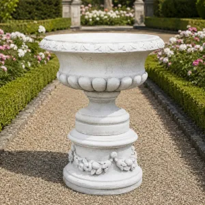 Jardinière Sculptée de Luxe en Forme de Coupe avec Bordure Feuillagée et Relief de Pétales Arrondis - Jardinières de Luxe Vue lifestyle par Luxury Group International