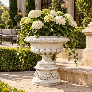 Jardinière Sculptée de Luxe en Forme de Coupe avec Bordure Feuillagée et Relief de Pétales Arrondis - Jardinières de Luxe Vue lifestyle par Luxury Group International