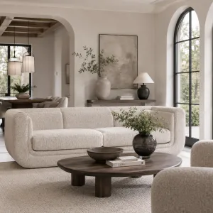 Luxus Skulpturales Beiges Sofa mit Geschwungener Form und Kokon-Silhouette Lifestyle-Ansicht von Luxury Group International