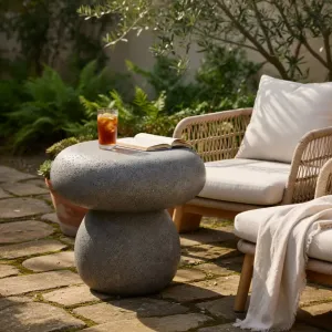 Luxus Skulpturaler Couchtisch mit modernem Sockeldesign Lifestyle-Ansicht von Luxury Group International