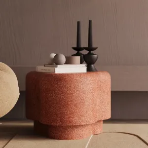 Table basse sculpturale de luxe au design moderne organique et doux Vue lifestyle par Luxury Group International