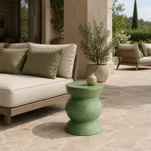 Mesa Auxiliar Escultural de Hormigón de Lujo para Interior y Exterior - Mesa Auxiliar de Lujo - Muebles de Lujo Vista lifestyle por Luxury Group International