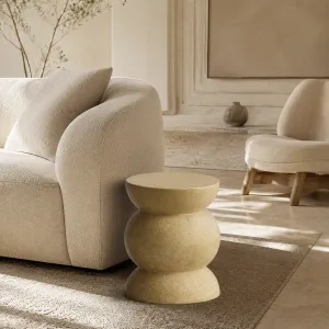 Mesa Auxiliar Escultural de Hormigón de Lujo para Interior y Exterior - Mesa Auxiliar de Lujo - Muebles de Lujo Vista lifestyle por Luxury Group International
