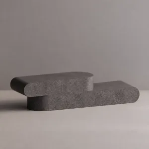 Luxuriöse skulpturale TV-Konsole aus Beton mit asymmetrischem, geschwungenem Design – modernes Möbelstück von Luxury Group International
