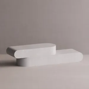 Luxuriöse skulpturale TV-Konsole aus Beton mit asymmetrischem, geschwungenem Design – modernes Möbelstück von Luxury Group International