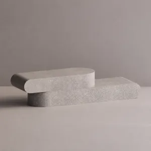 Luxuriöse skulpturale TV-Konsole aus Beton mit asymmetrischem, geschwungenem Design – modernes Möbelstück von Luxury Group International